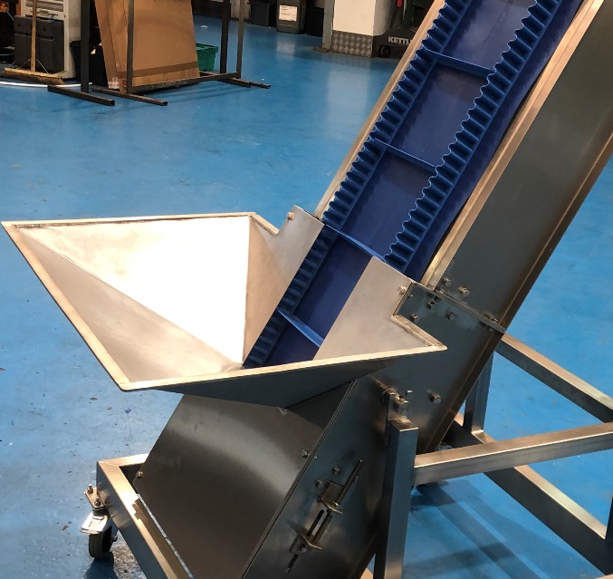Inclined Conveyor with Flights and Corrugated Sides